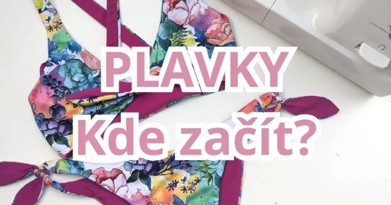 Kompletní průvodce šitím plavek. Barevné dvoudílné plavky vedle bílého běžného šicího stroje.